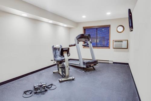ห้องฟิตเนส, ซูเปอร์ 8 บาย วินด์แฮม กรีนเบย์ เนียร์ สเตเดียม (Super 8 By Wyndham Green Bay Near Stadium) near สนามบินนานาชาติออสติน สตรอเบล