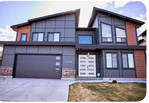 Exterior view, Brand-new three bedroom guest suite in the desirable neighbourhood in Prince George (BC)