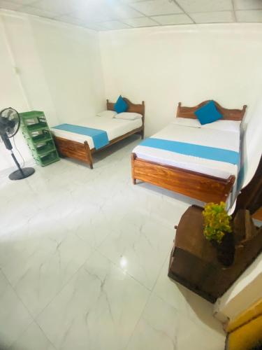 1 queen bed, 2 twin beds
