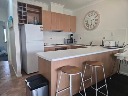 Waterfront Hideaway with Pool, Spa & BBQ Area jetty available – khách sạn tại Thành Phố Mandurah