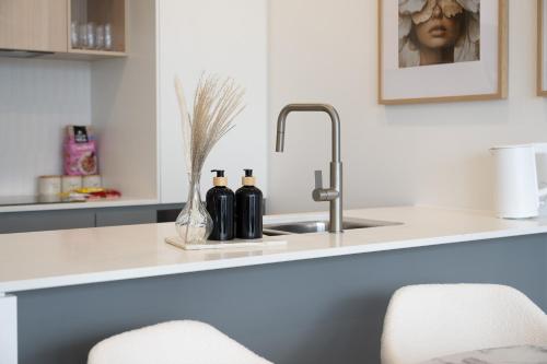 Chic 1BR with Pool Near Canberra Hospital n Mall - image 4