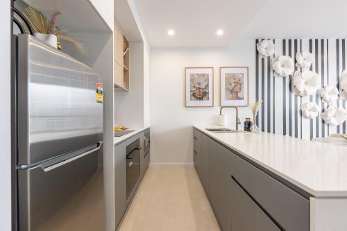 Chic 1BR with Pool Near Canberra Hospital n Mall - image 2