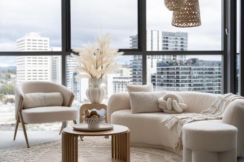 Chic 1BR with Pool Near Canberra Hospital n Mall - image 3