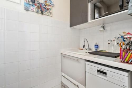 Bright apt with balcony in the heart of Paris - image 6