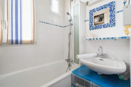 Bright apt with balcony in the heart of Paris - image 8