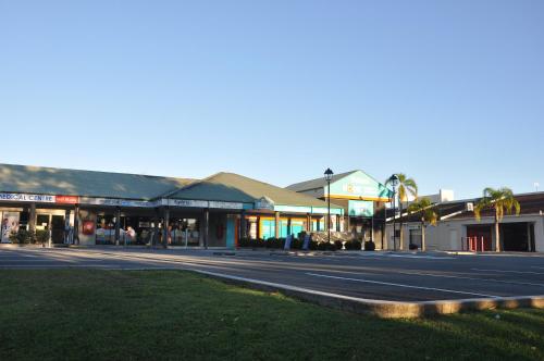 Trgovine, TL Warmest Homestay in Robina
