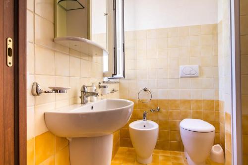 Bella Vista CaseSicule, Sea View Apartment with Terrace, Beach 50 m, Wi-Fi