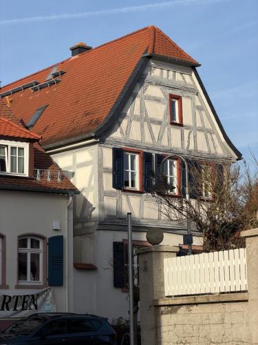 Exterior view, Art and Elegance, Family Friendly 2Bedroom Apartment near Frankfurt Airport, Free Parking in Florsheim am Main