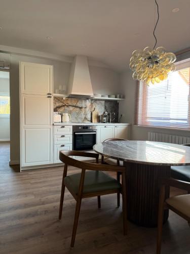 Kitchen, Art and Elegance, Family Friendly 2Bedroom Apartment near Frankfurt Airport, Free Parking in Florsheim am Main