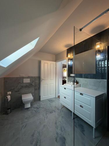 Shower, Art and Elegance, Family Friendly 2Bedroom Apartment near Frankfurt Airport, Free Parking in Florsheim am Main