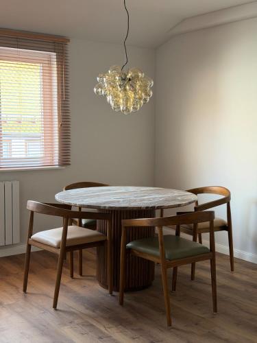 Facilities, Art and Elegance, Family Friendly 2Bedroom Apartment near Frankfurt Airport, Free Parking in Florsheim am Main