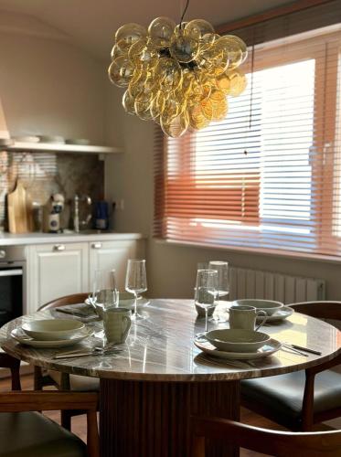 Kitchen, Art and Elegance, Family Friendly 2Bedroom Apartment near Frankfurt Airport, Free Parking in Florsheim am Main