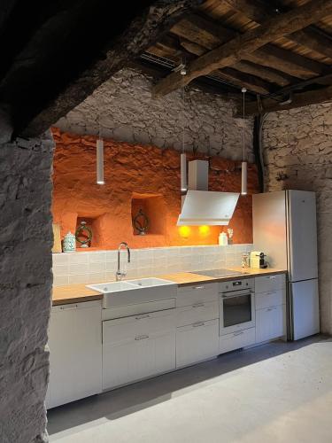 Casa de Piedra y Lombera in Limpias