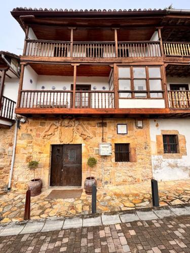 Casa de Piedra y Lombera in Limpias