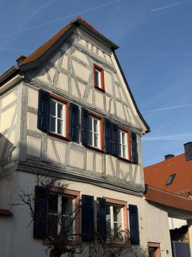 Exterior view, Art and Elegance, Family Friendly 2Bedroom Apartment near Frankfurt Airport, Free Parking in Florsheim am Main