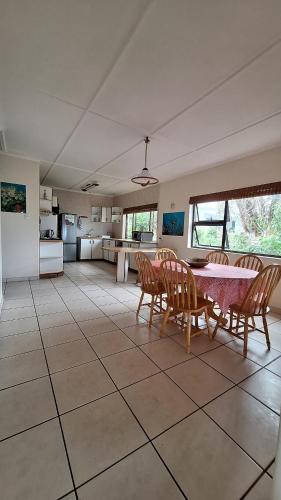 Oceans Rise 10-Sleeper Coastal Family Home in Pumula, KZN South Coast in Pumula