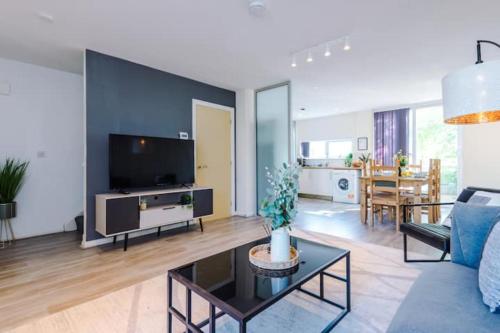 Modern City House - Sleeps 6 - Free Parking - Near Etihad Stadium - Coop Live, Manchester