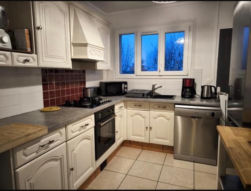 Bel Appartement Lumineux, 70m2, 3 Chambres, Proche Zenith et Hippodrome de Caen in 拉葛拉斯德都