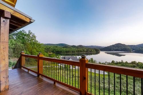 . 3-Story Lake Escape Sleeps 16 - Hot Tub - Pool Table