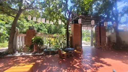 Giardino, Nhà nhỏ dưới chân đồi (Nha nho duoi chan đoi) in Thang Nhat