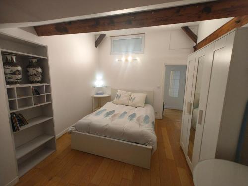 Neighbor of Versailles in 勒謝奈