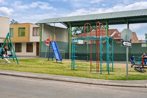 Játszótér, Casa Amplia en Cuenca con Parking y WiFi para 8 Huespedes in Ricaurte