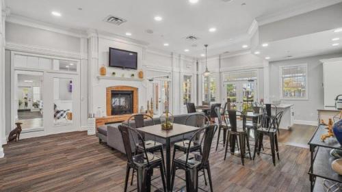 Iekārtas, Landing Incredible 1BD Pool Tennis Court in West Dundee (IL)