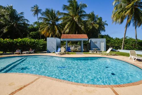 Steps to Community Beach Loíza Resort Condo (Steps to Community Beach Loiza Resort Condo) in 洛伊薩