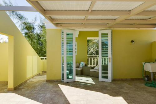 Steps to Community Beach Loíza Resort Condo (Steps to Community Beach Loiza Resort Condo) in 洛伊薩