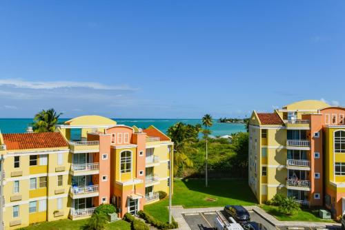 Steps to Community Beach Loíza Resort Condo (Steps to Community Beach Loiza Resort Condo) in 洛伊薩