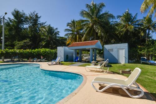 Steps to Community Beach Loíza Resort Condo (Steps to Community Beach Loiza Resort Condo) in 洛伊薩