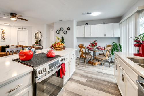 4 Mi to Joe Pool Lake! Cedar Hill Family Haven in Cedar Hill