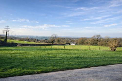 Dārzs, Y Beudy Bach in Llangyndeyrn