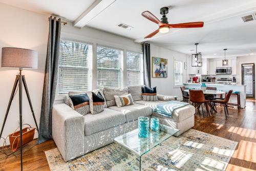 Fenced Backyard! West ATL Home Near Mercedes-Benz – khách sạn tại Collier Heights