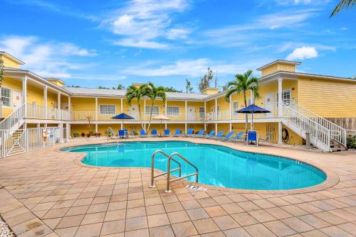 2BR Beach Club – Heated Pool Hot Tub & Beach - image 3