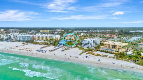 2BR Beach Club – Heated Pool Hot Tub & Beach - image 2
