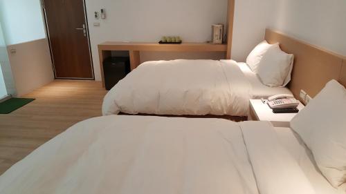 Ze Hu B&B Ze Hu B&B is perfectly located for both business and leisure guests in Nantou. Featuring a satisfying list of amenities, guests will find their stay at the property a comfortable one. Service-minded s