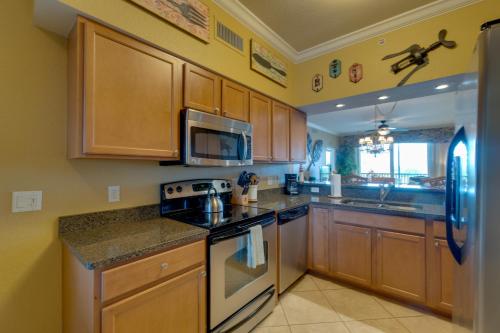 River Strand Country Club Condo with Pool Access! in Bradenton, USA
