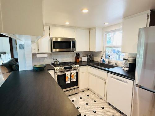 Facilities, Secluded Lake Cottage with Hot Tub in Watsonville (CA)