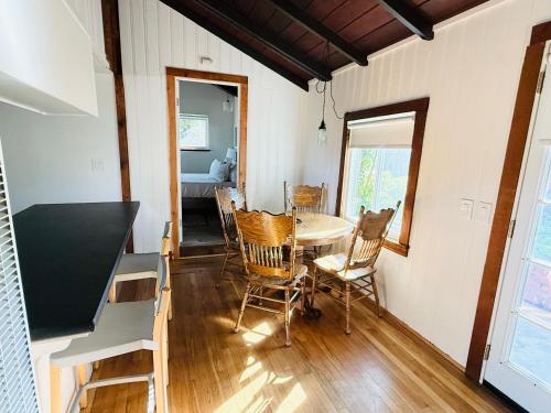 Facilities, Secluded Lake Cottage with Hot Tub in Watsonville (CA)