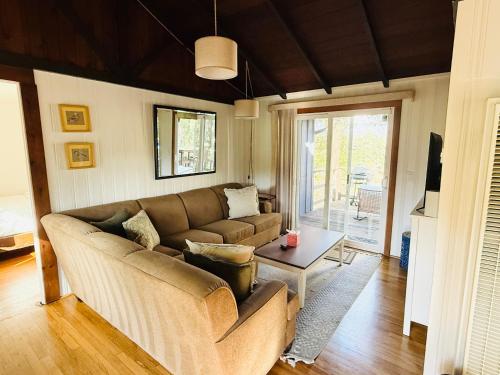 Facilities, Secluded Lake Cottage with Hot Tub in Watsonville (CA)