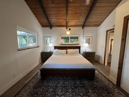 Secluded Lake Cottage with Hot Tub in Watsonville (CA)