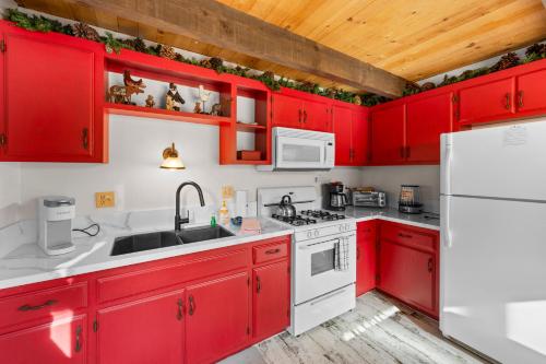 Cozy Moonlight Chalet - Great cabin for a family getaway! Foosball! in Big Bear City, USA