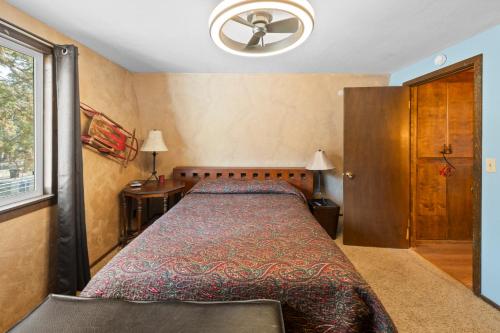 Cozy Moonlight Chalet - Great cabin for a family getaway! Foosball! in Big Bear City, USA