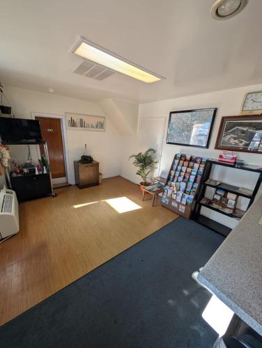 Relax Inn - image 6