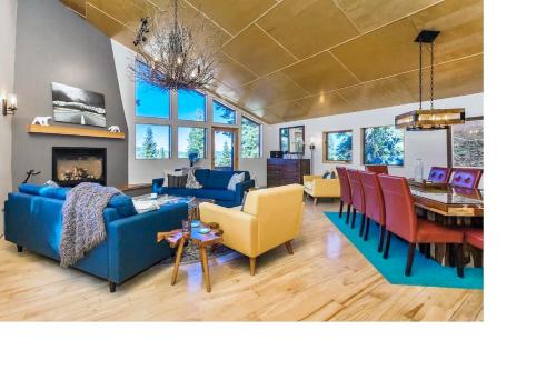 Tahoe Donner Luxury, Sleeps 14, Hot tub, 3100 sqft – khách sạn tại Armstrong