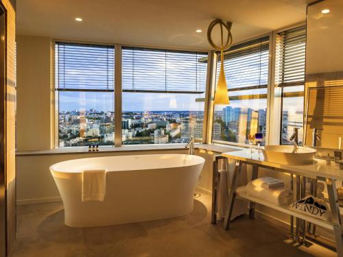 room detail thumbnail 2