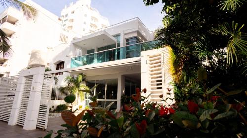 CROWN HOUSE CASTIllO GRANDE