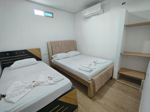 3 bedrooms, 17 beds