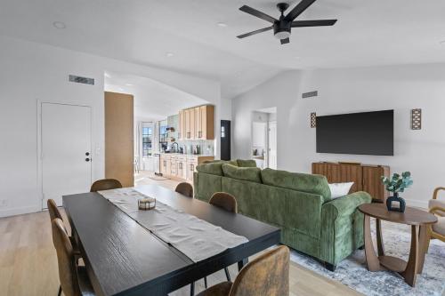 Modern Phoenix Home FREE Heated Pool in North Phoenix